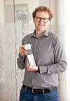 Florian Graf, Gesamtleitung Vertrieb & Marketing bei SMT Wertheim, präsentiert den productronica innovation award.