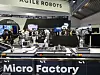 Auch Agile Robots zeigt, dass Roboter keine einsamen Wesen sein müssen. Die „Micro Factory“ demonstriert die Zusammenarbeit von 4 Robotern, wobei einer auf einem FTS montiert ist.