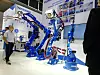 Wie flexibel (und groß) Roboter sein können, zeigt Yaskawa, die unter anderem einen Roboter im Hygienic Design als Neuheit auf dem Stand haben.