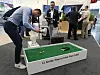 Neben der Hardware spielte auch die Bedienung der Roboter eine wichtige Rolle auf der automatica. Hier zeigt Kawasaki spielerisch, wie man einen Cobot per Handführung teachen kann.
