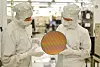 Fraunhofer-IZM-ASSID_Reinraum_2 Personen halten 300-mm-Wafer