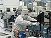 Sven Mager als Wartungstechniker bei GlobalFoundries in Aktion in seinem Arbeitsplatz, dem Reinraum.