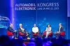 Ricky Hudi (Congress Chairman, l.) diskutiert mit Dr. Christoph Grote (BMW Group), Armin Prommersberger (Harman) und Maria Anhalt (Elektrobit) Magnus Östberg (Mercedes-Benz) über Herausforderungen und Lösungsansätze für elektronische Architekturen im globalen Maßstab.