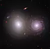 Die Forscher verfolgten das Licht, das von der hellen weißen elliptischen Galaxie auf der linken Seite ausgestrahlt wurde, durch die Spiralgalaxie auf der rechten Seite. Auf diese Weise konnten sie die Auswirkungen des interstellaren Staubs in der Spiralgalaxie erkennen. Die Nahinfrarotdaten von Webb zeigen uns auch die längeren, extrem staubigen Spiralarme der Galaxie in weitaus größerer Detailgenauigkeit, so dass sie sich mit der zentralen Ausbuchtung der hellen weißen elliptischen Galaxie auf der linken Seite zu überlappen scheinen, obwohl die beiden Galaxien nicht miteinander wechselwirken. In diesem Bild wurden die Farben Grün, Gelb und Rot den Nahinfrarotdaten von Webb zugeordnet, die bei 0,9, 1,5 und 3,56 Mikrometer aufgenommen wurden (F090W, F150W bzw. F356W). Die Farbe Blau wurde zwei Hubble-Filtern zugeordnet, nämlich den ultravioletten Daten in 0,34 Mikrometer (F336W) und dem sichtbaren Licht in 0,61 Mikrometer (F606W).