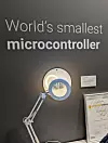Das eigentliche Highlight bei TI wäre schnell zu übersehen gewesen, wenn es nicht in Szene gesetzt worden wäre. Der texanische Chiphersteller stellte nämlich den kleinsten Mikrokontroller der Welt vor.
