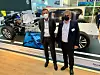 Laurent Wrzosek, General Manager Hydrogen Storage Sytems - Zero Emission Division bei Faurecia (links) und Christophe Bouly, Zero Emission Division Vice President Fuel Cell Systems-Composite & Battery Solutions bei Faurecia (rechts), zeigen am Stand das Konzept für leichte Nutzfahrzeuge mit Wasserstoffantrieb.