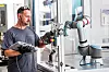 Die Maschinenbestückung durch Cobots kann mit Polyscope X noch einfacher programmiert werden.