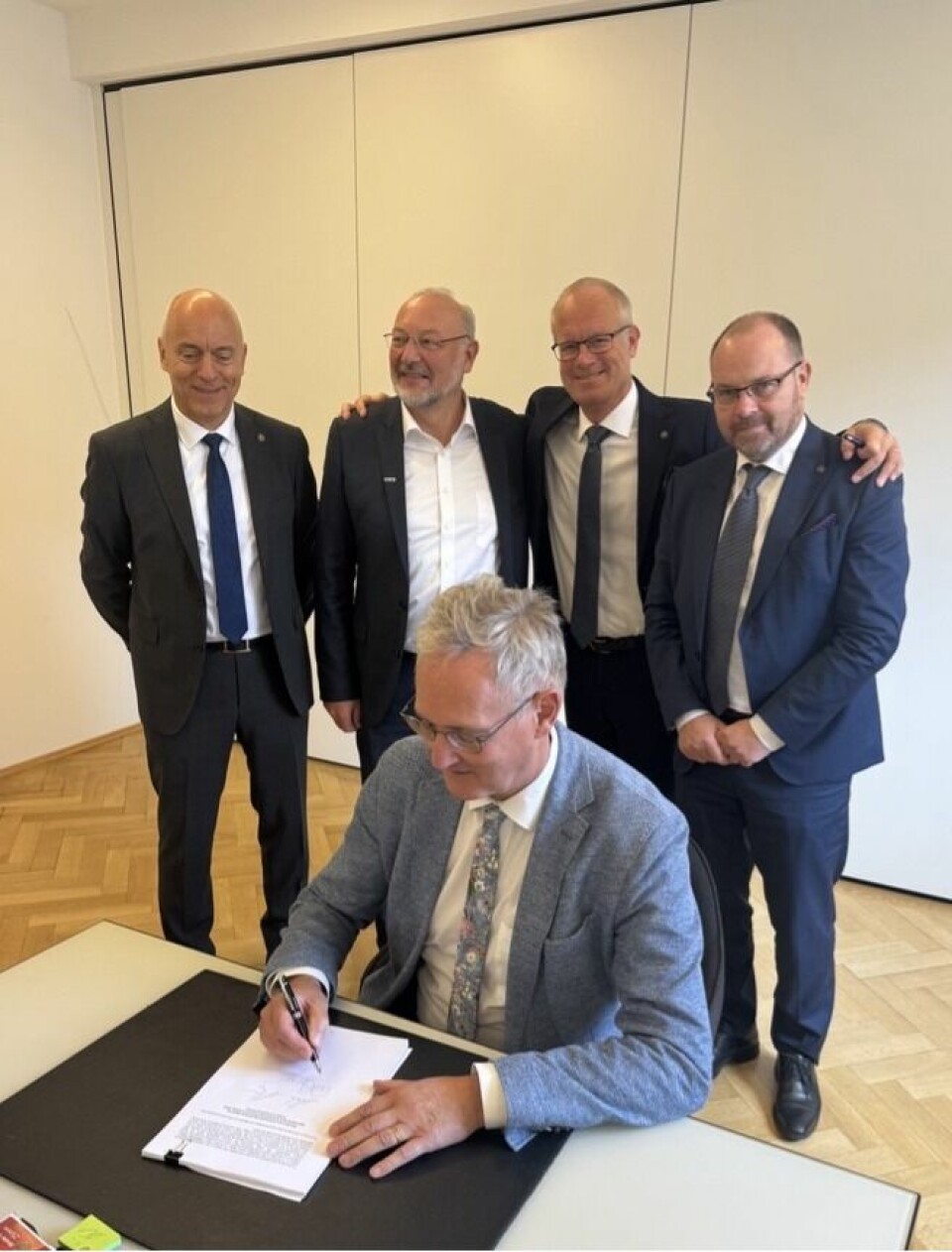 Mit der Vertragsunterzeichnung besiegeln BMK und Hanza ihren gemeinsamen Weg zum größten börsennotierten EMS in Europa.