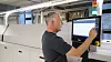 Gerhard Sattler beim Programmieren der Reflowlötanlage Hotflow.