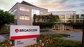 Broadcom, mit einem Umsatz von 51,57 Milliarden US-Dollar, ist ein Unternehmen mit einer langen und wechselhaften Geschichte. Ursprünglich ein Teil von Hewlett-Packard, wurde es später von Avago Technologies übernommen und in Broadcom Inc. umbenannt. Der Sitz ist in San Jose, Kalifornien, und Broadcom ist besonders stark im Bereich Netzwerk- und Kommunikationschips sowie Halbleiterlösungen für Unternehmen. Besonders spannend: Broadcom hat in den letzten Jahren massiv expandiert, unter anderem durch den Kauf des Virtualisierungs-Giganten VMware für rund 61 Milliarden US-Dollar.