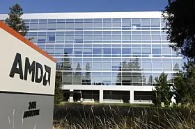 AMD hat mit 24,29 Milliarden US-Dollar Umsatz Intel auf dem CPU-Markt stark unter Druck gesetzt. Dank der Zen-Architektur bietet AMD leistungsstarke x86-Prozessoren für PCs, Server und Rechenzentren an. Zudem dominiert AMD den Gaming-Markt mit Radeon-Grafikkarten und beliefert sowohl die PlayStation 5 als auch die Xbox Series X mit Chips. AMD war fast pleite, bevor das Unternehmen mit der Zen-Prozessorserie ein Comeback schaffte.