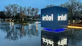Intel, einst der unangefochtene König der Halbleiterbranche, erzielt 2025 einen Umsatz von 54,24 Milliarden US-Dollar. Mit Sitz in Santa Clara, Kalifornien, ist das Unternehmen bekannt für seine x86-Prozessoren, die in den meisten PCs und Servern weltweit verwendet werden. In den letzten Jahren hat Intel mit steigender Konkurrenz von AMD und Apple Silicon zu kämpfen, versucht aber mit großen Investitionen in neue Produktionskapazitäten und eigene Foundry-Services, wieder Boden gut zu machen. Ein Fun Fact: Intel hat seine berühmte „Tick-Tock“-Strategie, bei der alle zwei Jahre eine neue Chip-Architektur oder eine kleinere Fertigungstechnologie eingeführt wurde, inzwischen überarbeitet, um mit TSMC mithalten zu können.