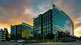 Micron Technology, mit einem Umsatz von 29,09 Milliarden US-Dollar, ist ein weiterer großer Spieler im Bereich Speicherchips und Halbleiterlösungen. Mit Hauptsitz in Boise, Idaho, liefert Micron DRAM- und NAND-Flash-Speicher für eine Vielzahl von Anwendungen, von Smartphones über Server bis hin zu KI-Computing. Besonders spannend: Micron war eines der ersten Unternehmen, das 232-Layer-3D-NAND-Speicher auf den Markt brachte – eine revolutionäre Technologie für höhere Speicherdichte.