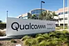 Qualcomm mit einem Jahresumsatz von 38,96 Milliarden US-Dollar ist vor allem für seine Snapdragon-Prozessoren bekannt, die in den meisten Android-Smartphones zu finden sind. Mit Sitz in San Diego, Kalifornien, dominiert Qualcomm den Markt für mobile SoCs (System-on-a-Chip) und ist führend im Bereich 5G-Technologie. Besonders bemerkenswert: Qualcomm verdient einen großen Teil seines Geldes durch Patente und Lizenzgebühren, insbesondere im Bereich Mobilfunkstandards.