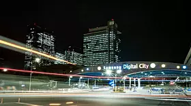 Samsung ist der unumstrittene Marktführer mit einem geschätzten Umsatz von rund 220 Milliarden US-Dollar. Der südkoreanische Technologieriese mit Sitz in Seoul ist nicht nur für seine Smartphones und Fernseher bekannt, sondern auch für seine Speicherchips, darunter DRAM- und NAND-Flash-Speicher. Samsung Electronics ist seit Jahrzehnten ein Gigant in der Halbleiterindustrie und investiert massiv in Forschung und Entwicklung, insbesondere im Bereich Künstliche Intelligenz und 3-Nanometer-Chips. Eine interessante Tatsache: Samsung hat eine der modernsten Chipfabriken der Welt in Pyeongtaek, Südkorea, die allein mehrere Milliarden Dollar wert ist.