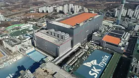 Das südkoreanische Unternehmen SK Hynix erwirtschaftet 2025 rund 41,26 Milliarden US-Dollar und ist einer der weltweit führenden Hersteller von Speicherchips, insbesondere DRAM und NAND-Flash. Mit Sitz in Icheon, Südkorea, liefert das Unternehmen seine Speicherlösungen an große Technologieunternehmen wie Apple, Dell und HP. SK Hynix hat 2020 die NAND-Sparte von Intel übernommen und sich damit noch stärker in der Speicherindustrie positioniert. Ein interessantes Detail: Das Unternehmen investiert stark in neue Chip-Fabriken, um auch die nächste Generation von Hochleistungs-Speicherchips zu produzieren.