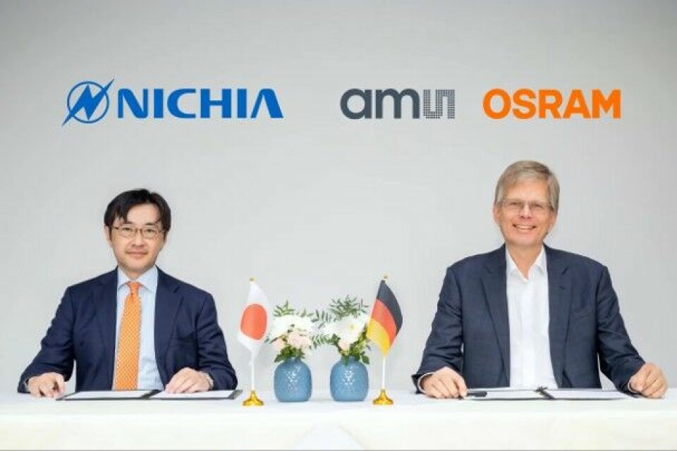 Hiroyoshi Ogawa, Präsident von Nichia (links), und Aldo Kamper, CEO von ams OSRAM (rechts), unterzeichnen am 16. Oktober 2025 die erweiterte Patent-Kreuzlizenzvereinbarung – ein bedeutender Schritt für Innovation und IP-Schutz in der Lichttechnologie.