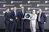 Bei seinem Besuch von GlobalFoundries in Dresden sagte Bundeskanzler Friedrich Merz (m.): „Das SPRINT-Projekt ist ein Bekenntnis zum Industriestandort und zum Innovationsstandort Deutschland – und vor allem zur Souveränität unseres Landes und Europas.“