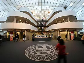 <b>Platz 6, Freie Universität Berlin</b><br>
Die Freie Universität Berlin erreicht Platz 6. Weltweit liegt sie auf Rang 125 und erzielt einen Overall Score von 67,7. Bei der Reputation unter Arbeitgebern kommt sie auf 62,9 Punkte. Zu den Forschungsschwerpunkten zählen Analysis und dynamische Systeme, Geometrie, diskrete Strukturen sowie Modellierung, Simulation und Datenanalyse. Darüber hinaus ist die Universität am Berliner Exzellenzcluster MATH+ beteiligt, der anwendungsorientierte Forschung über Institutions- und Fachgrenzen hinweg bündelt.