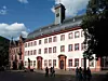 Platz 7, Universität Heidelberg
Die Universität Heidelberg belegt im Vergleich Platz 7. Weltweit wird sie auf Rang 128 geführt und erreicht einen Overall Score von 67,6. Ihre Reputation unter Arbeitgebern liegt bei 65,4 Punkten. Der Standort zeichnet sich durch die enge Verbindung von Theorie und Anwendung sowie durch die Vernetzung verschiedener Teilgebiete aus. Schwerpunkte liegen unter anderem in Arithmetik und Geometrie, Modellierung, Statistik, Wahrscheinlichkeitstheorie, Numerik, Optimierung und Scientific Machine Learning.