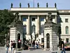 Platz 4, Humboldt-Universität zu Berlin
Die Humboldt-Universität zu Berlin erreicht im deutschlandweiten Vergleich Platz 4. Weltweit liegt sie auf dem geteilten Rang 99 und erzielt einen Overall Score von 69,5. Bei der Reputation unter Arbeitgebern kommt sie auf 63,4 Punkte. Das Institut deckt ein breites Spektrum von algebraischer und arithmetischer Geometrie über Zahlentheorie und Analysis bis zu Numerik, Optimierung und Wahrscheinlichkeitstheorie ab. Es ist zudem in Berliner Forschungsverbünde wie MATH+ und die Berlin Mathematical School eingebunden.