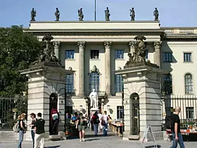 <b>Platz 4, Humboldt-Universität zu Berlin</b><br>
Die Humboldt-Universität zu Berlin erreicht im deutschlandweiten Vergleich Platz 4. Weltweit liegt sie auf dem geteilten Rang 99 und erzielt einen Overall Score von 69,5. Bei der Reputation unter Arbeitgebern kommt sie auf 63,4 Punkte. Das Institut deckt ein breites Spektrum von algebraischer und arithmetischer Geometrie über Zahlentheorie und Analysis bis zu Numerik, Optimierung und Wahrscheinlichkeitstheorie ab. Es ist zudem in Berliner Forschungsverbünde wie MATH+ und die Berlin Mathematical School eingebunden.