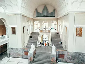 <b>Platz 5, Ludwig-Maximilians-Universität München</b><br>
Mit Platz 5 gehört die Ludwig-Maximilians-Universität München zur deutschen Spitzengruppe im Fach Mathematik. Weltweit belegt sie den geteilten Rang 122 und erreicht einen Overall Score von 67,8. Ihre Reputation unter Arbeitgebern liegt bei 66,3 Punkten. Das Mathematische Institut deckt die gesamte Bandbreite von theoretischer Grundlagenforschung bis zu anwendungsorientierten Fragestellungen ab. Geforscht wird unter anderem in algebraischer Geometrie, Analysis, mathematischer Physik, Numerik, Stochastik, Finanzmathematik und mathematischer Logik.