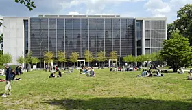 <b>Platz 8, Technische Universität Dresden</b><br>
Die Technische Universität Dresden ist besonders in Festkörperphysik, Materialforschung, Quantenmaterialien und Nanostrukturen sichtbar. Zusätzlich stärkt das dichte Forschungsumfeld in Dresden das physikalische Profil der Universität. Weltweit liegt sie auf Rang 100 und erzielt einen Overall Score von 72,8.
