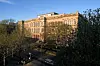 Platz 8, RWTH Aachen University
Die RWTH Aachen University erreicht im deutschen Ranking Platz 8. Weltweit liegt sie auf Rang 135 und erzielt einen Overall Score von 67,1. Bei der Reputation unter Arbeitgebern kommt sie auf 67,2 Punkte. Die Aachener Forschung verbindet erkenntnisorientierte Grundlagenarbeit mit interdisziplinären und anwendungsbezogenen Fragestellungen. Das Spektrum reicht von Algebra, Analysis und Geometrie über Numerik und Optimierung bis zu Stochastik, Statistik und computergestützten Methoden.