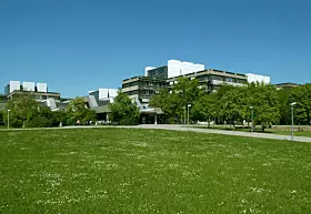 <b>Platz 2, Technical University of Munich</b><br>
Die Technical University of Munich erreicht im deutschen Ranking Platz 2. Weltweit liegt die TUM auf Rang 50 und erzielt einen Overall Score von 75,3. Bei der Reputation unter Arbeitgebern erreicht sie mit 75,8 Punkten den höchsten Wert der deutschen Hochschulen in dieser Übersicht. Das Department forscht sowohl in grundlegenden Gebieten als auch an Anwendungen für Ingenieurwissenschaften, Informatik und Life Sciences. Das Spektrum reicht von Analysis, Geometrie und mathematischer Physik bis zu Optimierung, Numerik, Data Science und Scientific Computing.