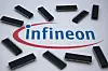 Infineon-Logo umringt von mehreren schwarzen Halbleiterchips auf weißem Hintergrund
