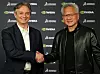 Zwei Männer im Anzug und in Lederjacke geben sich vor Nvidia- + Dassault-Systèmes-Logos die Hand