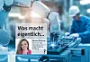 Industrieroboter montiert Elektronikbauteile neben unscharfem Werker in Fabrikhalle.