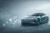 Aufmacherbild zu einem Fachartikel über die Monetarisierung von Software-defined Vehicles in der Automobilindustrie: Zu sehen ist ein aufgeräumtes, nicht markengebundenes, futuristisch wirkendes Elektroauto in einer minimalistischen Studio- und Nebelkulisse in kühlen Blau-Grau-Tönen. Das Fahrzeug ist bewusst generisch gestaltet und lässt sich keiner bekannten Automarke zuordnen. Die Karosserie wird auf der rechten Seite teilweise von leuchtenden grünen Einsen und Nullen im Matrix-Stil überlagert, wodurch der Software- und Code-Charakter des Fahrzeugs visuell hervorgehoben wird. Links neben dem Auto schweben transparente Währungssymbole wie Euro, Yen und Dollar sowie zwei Fragezeichen, die symbolisieren, dass zwar wirtschaftliches Potenzial im Software-defined Vehicle steckt, aber noch unklar ist, wie daraus tatsächlich belastbare Umsätze entstehen. Im Hintergrund verläuft eine abstrahierte, leicht leuchtende Kurve wie ein Finanz- oder Umsatzdiagramm, deren uneindeutiger Verlauf die Unsicherheit rund um den SDV-Business-Case unterstreicht. Die Gesamtwirkung ist ruhig, hochwertig und editorial, mit viel Freiraum und ohne visuelle Überfrachtung. Das Bild transportiert die Themen Software-defined Vehicle, Fahrzeugsoftware, digitale Geschäftsmodelle, Monetarisierung, OEM-Strategie, Unsicherheit über Erlösmodelle, Over-the-Air-Updates, Code, Daten, Automobilindustrie und die offene Frage, wie sich mit SDV nachhaltig Geld verdienen lässt.