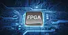 FPGA-Chip in der Mitte einer blauen, leuchtenden Leiterplatte