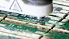 Maschine bestückt grüne Leiterplatten mit elektronischen Bauteilen