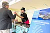 Eisstation „Der verrückte Eismacher“ beim Bordnetzkongress 2026 in Ludwigsburg mit Servicemitarbeiter im schwarzen Zylinder, pinkfarbener Schürze, Gast mit Eisbecher und Veranstaltungsschild zur International Conference Bordnetze im Automobil; Rahmenprogramm und Networking bei Fachkonferenz zu Bordnetz, Leitungssatz, Kabelbaum, Wire Harness und EDS