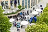 Blick von oben auf den Innenhof des Reithauses Ludwigsburg während der 14. Internationalen Fachkonferenz „Bordnetze im Automobil“ 2026 mit zahlreichen Fachbesuchern beim Networking, weißen Sonnenschirmen, Stehtischen, Ausstellungsmodulen, historischem Gebäude, Bäumen und ausgestelltem Fahrzeug; Branchentreffen zu Bordnetz, Leitungssatz, Wire Harness, EDS, Automobilproduktion und Zulieferindustrie