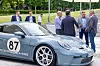 Networking-Szene beim Bordnetzkongress 2026 im Außenbereich des Reithauses Ludwigsburg mit Fachbesuchern im Gespräch, Stehtisch, historischem Gebäude und ausgestelltem hellblauem Porsche-Fahrzeug; Branchentreff für Automobilhersteller, Zulieferer und Experten zu Bordnetz, Kabelbaum, Wire Harness, EDS, Leitungssatzdesign, Automatisierung und Fahrzeugarchitektur