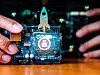 Warum beschleunigt Arduino UNO Q sichere Produkte? Hybrid-Architektur mit Dragonwing, CRA-Fokus und DevOps-Power treiben Entwicklungen voran.