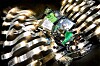 Elektronikbauteile werden von rotierenden Metallwalzen in einem Shredder zerkleinert.