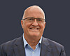 Glen DeVos, CEO von MicroVision, sieht den Durchbruch von Lidar weniger als Leistungsfrage, sondern vor allem als Kosten- und Integrationsaufgabe. Mit mehr als vier Jahrzehnten Erfahrung in Automotive, Mobilität und Fahrzeugelektronik treibt er MicroVisions Weg von der Entwicklung zur skalierten Kommerzialisierung voran.