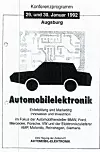 Titelblatt des historischen Konferenzprogramms Automobilelektronik vom 29. und 30. Januar 1992 in Augsburg mit stilisierter schwarzer Autosilhouette, Leiterplattenmotiv im Hintergrund und dem Veranstaltungstitel Automobilelektronik; Konferenz zu Entwicklung und Marketing, Innovation und Investition im Fokus der Automobilhersteller BMW, Ford, Mercedes, Porsche und VW sowie der Elektronikzulieferer AMP, Motorola, Reinshagen und Siemens, veranstaltet von der Zeitschrift Automobil-Elektronik.