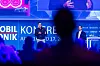 Jörg Tischler und Dr. Julian Raabe von T-Systems stehen auf der Bühne des 30. AUTOMOBIL-ELEKTRONIK Kongresses 2026 in Ludwigsburg und halten einen Vortrag über industrielle KI, Cloud-Infrastruktur, sichere Datenräume, Konnektivität und digitale Wertschöpfung in der Autoindustrie. Links im Bild spricht Jörg Tischler mit Presenter in der Hand, rechts steht Dr. Julian Raabe neben dem T-Systems-Pult. Im Vordergrund ist eine unscharfe Silhouette aus dem Publikum zu sehen, im Hintergrund die blau ausgeleuchtete Bühne mit Kongressbranding, Sponsorlogos und einer Präsentationsfolie zu digitalen Entwicklungs- und Simulationsprozessen. Das Bild eignet sich für Beiträge über T-Systems, Jörg Tischler, Dr. Julian Raabe, Industrial AI, Automotive Cloud, Edge Computing, digitale Fabrikplanung, synthetische Daten, sichere Dateninfrastrukturen, Automotive Manufacturing, Software-Skalierung und den AUTOMOBIL-ELEKTRONIK Kongress in Ludwigsburg.
