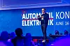 Joachim Langenwalter, CEO und Founder von TMT Co-Pilots, steht auf der Bühne des 30. AUTOMOBIL-ELEKTRONIK Kongresses 2026 in Ludwigsburg und hält einen Vortrag über AI-defined Vehicles, datengetriebene Mobilität, Organisationstransformation und die Wettbewerbsfähigkeit der Autoindustrie. Er trägt eine schwarze Jacke, ein dunkles Shirt, eine Brille und Sneaker, spricht mit Headset-Mikrofon und hält einen Presenter in der Hand. Im Hintergrund ist die blau ausgeleuchtete Bühne mit großem AEK-Branding, dem Jubiläumslogo 30 Jahre, dem Schriftzug AUTOMOBIL-ELEKTRONIK Kongress und dem Veranstaltungsdatum 16. und 17. Juni 2026 zu sehen. Im Vordergrund sitzen unscharf Teilnehmer im Publikum. Das Bild eignet sich für Beiträge über Joachim Langenwalter, TMT Co-Pilots, AI-defined Vehicles, Software-defined Vehicles, Datenstrategie, KI im Auto, China als Wettbewerber, Organisationswandel, cross-funktionale Teams, digitale Ökosysteme, Kundenerlebnis, Automotive Leadership und den AUTOMOBIL-ELEKTRONIK Kongress in Ludwigsburg.