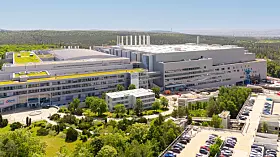 Am 2. Juli 2026 wurde die neue Smart Power Fab von Infineon in Dresden eröffnet. Die Halbleiterfabrik wurde drei Monate früher als geplant fertiggestellt.