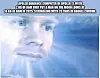 Meme mit einem bläulich überblendeten, nachdenklichen Gesicht in einer dramatischen Lichtszene. Der Text vergleicht den Apollo Guidance Computer der Apollo-11-Mission mit nur 2 KB RAM, der Menschen zum Mond brachte, mit einem modernen Rechner mit 16 GB RAM, der im Jahr 2025 schon bei 20 geöffneten Chrome-Tabs ins Straucheln gerät. Das Meme ist für Ingenieure lustig, weil es den enormen Kontrast zwischen extrem ressourcenschonender, sicherheitskritischer Raumfahrttechnik und heutiger, speicherhungriger Alltagssoftware überzeichnet. Der Witz trifft einen wunden Punkt: Hardware ist heute ungleich leistungsfähiger, während Software und Browser oft so wirken, als würden sie jede verfügbare Ressource sofort verschlingen.
