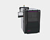 Großformatiger 3D-Drucker mit Bildschirm vor hellem Hintergrund.