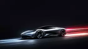 Extrem minimalistisches KI-Bild eines generischen futuristischen Autos ohne Markenlogo, das mit hoher Geschwindigkeit durch eine dunkle, reduzierte Umgebung fährt. Das silberne Konzeptfahrzeug mit flacher, aerodynamischer Karosserie, schmalen Lichtsignaturen und großen Rädern wird von blauen und roten Lichtspuren begleitet, die Dynamik, Beschleunigung und technologische Zukunft vermitteln. Das Motiv steht symbolisch für softwaredefinierte Fahrzeuge, schnelle Lernzyklen, künstliche Intelligenz, Kundendaten, kontinuierliche Software-Updates und den zunehmenden Wettbewerb der Automobilhersteller um Geschwindigkeit, Innovationsfähigkeit und bessere Nutzererlebnisse.