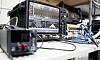 Messplatz im BitifEye-Testlabor mit Oszilloskop, angeschlossenen Hochfrequenzkabeln, Prüfaufbau und elektronischen Testkomponenten für digitale Hochgeschwindigkeitsschnittstellen. Auf dem Bildschirm eines Keysight-Messgeräts sind Analysekurven und Messdaten zur Signalqualität zu sehen, wie sie bei Compliance- und Pre-Compliance-Tests für Standards wie MIPI A-PHY, PCIe 4.0 und PCIe 5.0 relevant sind.